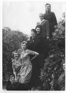 102067 Zusters met oud-leerlingen van het Hof te Hilversum