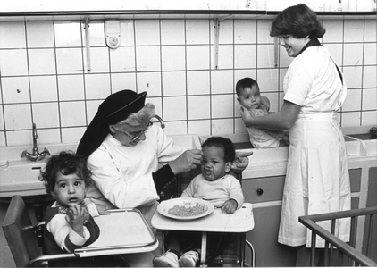 102070 Zuster M. Paule met stagiaire in de kinderopvang te Hilversum