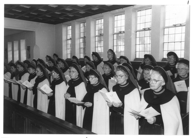 102074 Zusters tijdens het dagelijkse gebed- en koorzang te Hilversum