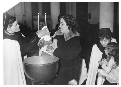 102096 Een doopplechtigheid in de kapel van de Stad Godste Amsterdam, met zuster Judi de Gooyer