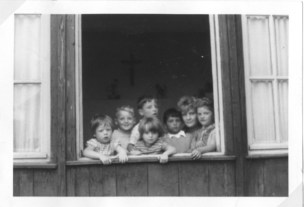 102101 Het raam van de kinderkamer van het klooster aan de Veestraat te Sittard