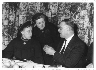 102104 De burgemeester met mater Augustina van Reijsen en priorin Van Mil tijdens de viering van het 25-jarig jubileum ...