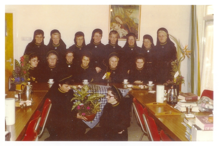 102111 Zusters augustinessen van de gemeenschap Sanderbout tijdens het 25-jarig jubileum te Sittard