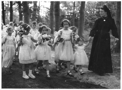 102126 Zuster met bruidjes tijdens de sacramentsprocessie op het landgoed van de Stad Gods te Hilversum