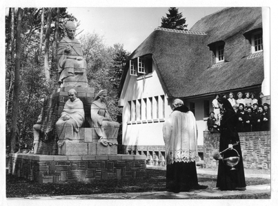 102136 Inzegening van het Augustinusbeeld in de tuin op het landgoed van het klooster de Stad Gods te Hilversum