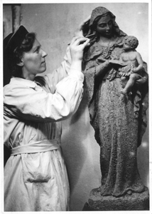 102139 Beeld van de H. Madonna gemaakt door zuster Marie José van de Stad Gods te Hilversum