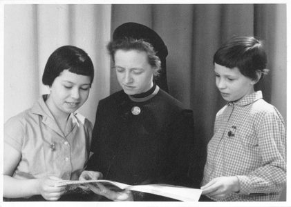 102141 Zuster Angeline leest in Valkenswaard voor aan kinderen