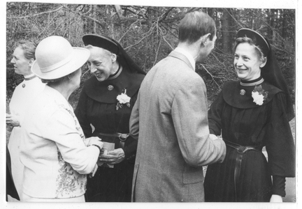 102145 Zuster Augustina draagt de overste titel over aan zuster Jehanne te Hilversum