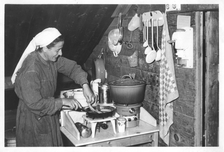 102148 De keuken van het klooster te Valkenswaard is niet bepaald luxe