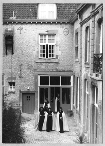 102159 Binnenplaats van het klooster te Maastricht