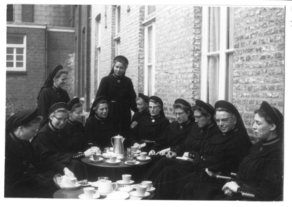 102165 Koffiepauze in het klooster te Maastricht