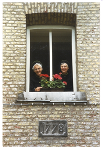 102167 Zuster van de communiteit te Maastricht zetten de bloemetjes buiten