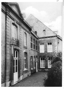 102168 Binnengang van het klooster te Maastricht naar de tuin van de kinderafdeling