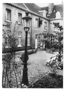 102169 Binnenplaats van het klooster te Maastricht