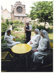 102172 In gesprek met de tuinman van het klooster te Maastricht