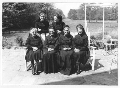 102177 Groepsfoto van een aantal zusters van het convent te Hilversum