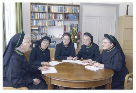 102200 Werkbespreking in het klooster van het convent te Arnouville-les-Gonesse (Frankrijk), met zuster Madélène ...