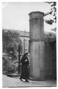 226013 Zuster bij de waterpomp van klooster Mariënburg te Nijmegen