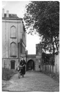 226015 Zuster Margriet-Marie Schweigman te fiets nabij klooster Mariënburg te Nijmegen