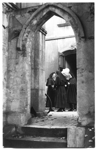 226017 Zusters bij hun vertrek uit klooster Mariënburg te Nijmegen