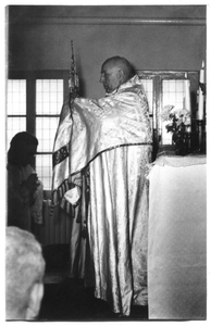 226025 Inwijding van het zusterhuis aan de Canisiussingel te Nijmegen, met bisschop Wilhelmus Mutsaerts