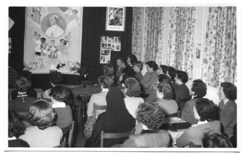226033 Voorstelling ter gelegenheid van de verjaardag van paus Pius XII