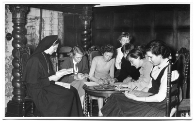 226036 Zuster Leonie geeft catechismus-les in het huis aan de Canisiussingel te Nijmegen