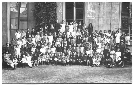 226043 Kinderen bij klooster Mariënburg te Nijmegen