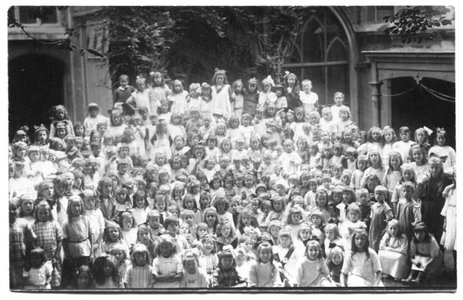 226044 Kinderen bij klooster Mariënburg te Nijmegen