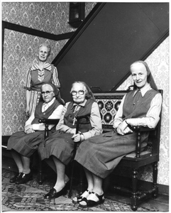 226062 Vier van de laatste zes zusters in Nijmegen: Marguerite-Marie Schweigman, Teresia Çutka, Julienne Vierendeel en ...