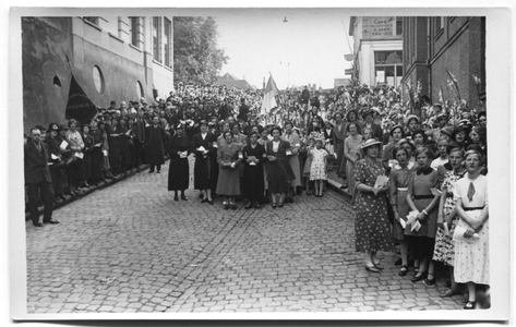 226113 Menigte bij de inwijding van de kapel van O.L.V. van het Vagevuur te Nijmegen