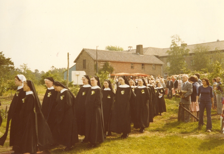 200002 Processietocht van de zusters van de priorij Fons vitae te Heesch