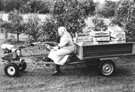 200012 Gemotoriseerde tuinarbeid in de priorij te Heesch