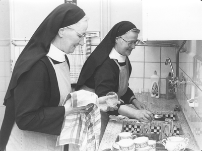 200031 Zusters aan de afwas in de priorij Fons Vitae te Heesch
