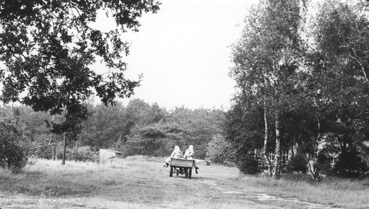200039 Even zitten en genieten van gedane arbeid in de tuin van de priorij te Heesch