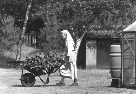200047 Zuster Lutgardis brengt de tuinafval weg van de priorij te Heesch