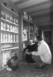 200056 Verkoop van kaarsen in winkel van priorij Fons Vitae te Heesch