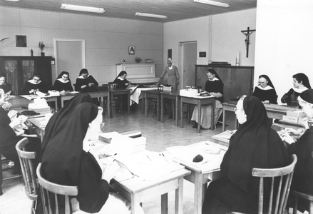 200058 Gezamenlijk aan het handwerken in priorij Fons Vitae te Heesch