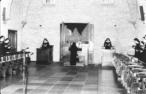 200067 Psalmgezang in de kapel van het priorij te Heesch