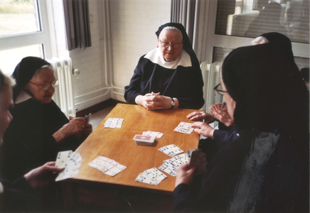 200069 Kaarten tijdens de recreatie in de priorij Fons Vitae te Heesch