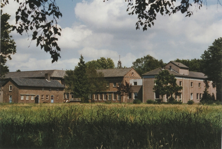 200070 Overzichtsfoto van priorij Fons Vitae te Heesch