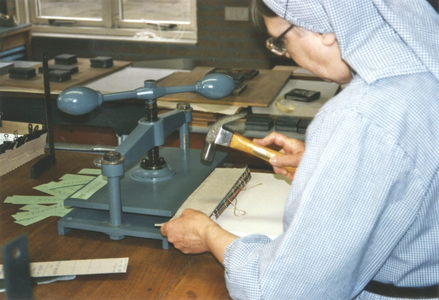 200078 Zuster werkzaam in de boekbinderij van priorij Fons Vitae te Heesch