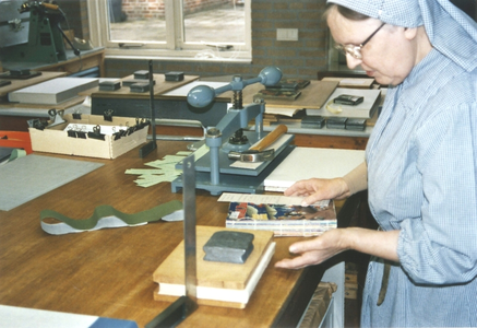 200080 Zuster werkzaam in de boekbinderij van priorij Fons Vitae te Heesch