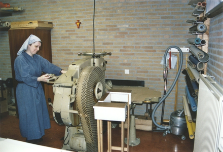 200081 Zuster werkzaam in de boekbinderij van priorij Fons Vitae te Heesch