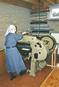 200082 Zuster werkzaam in de boekbinderij van priorij Fons Vitae te Heesch