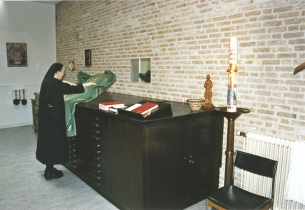 200088 Zuster legt de paramenten klaar in de sacristie van priorij Fons Vitae te Heesch