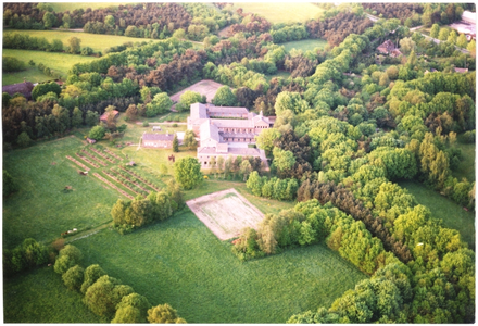 200103 Luchtfoto priorij Fons Vitae te Heesch