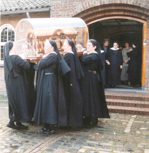 200104 Reliekschrijn van de H. Theresia op rondreis doet ook priorij Fons Vitae te Heesch aan