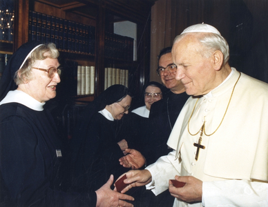 200105 Bezoek aan de paus Johannes II door de zusters van priorij Fons Vitae uit Heesch