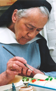 200107 Zuster Emmanuel schildert kaarsen in priorij Fons Vitae te Heesch